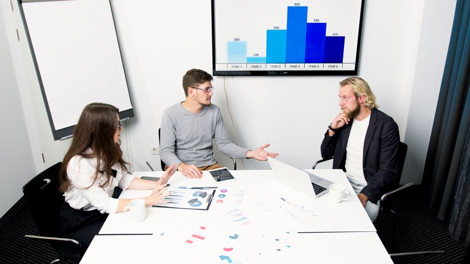 Lernende im Online Marketing Kurs arbeiten an Kampagnen und Auswertungen